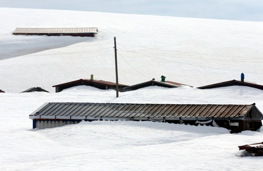 Ardahan'da yayla evleri ilkbaharda kara gömüldü