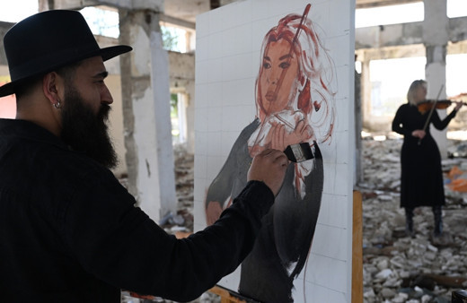 Azerbaycanlı ressam, canlı modellerini 3 saatte tuvale çiziyor