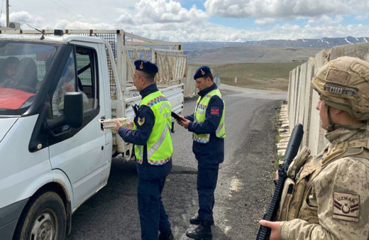 Kars ve Ardahan'da sürücüler şeker ikram edilerek uyarıldı