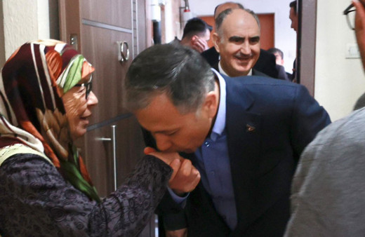 İçişleri Bakanı Ali Yerlikaya, Konya'da şehit ailelerini ziyaret etti