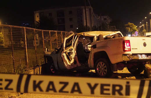 Sürücü kursu eğitmeniymiş! Takla atan pikapta can verdi