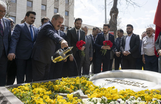 BBP Genel Başkanı Mustafa Destici, Muhsin Yazıcıoğlu'nun kabrini ziyaret etti