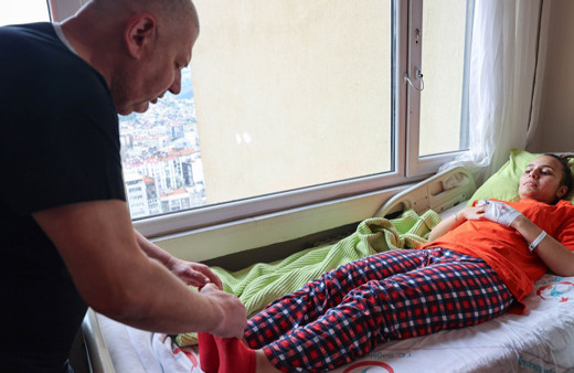 Kazada omurgası kırılan genç kız, ameliyatla yürümeye başladı