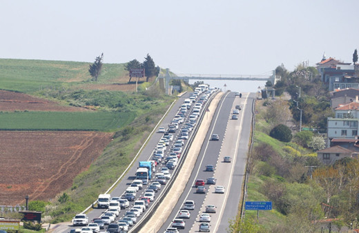Bayram tatili nedeniyle herkes yollara düştü! Trafik durdu, yola çıkacaklar dikkat