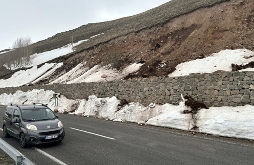 Eriyen kar nedeniyle Ardahan-Ardanuç kara yoluna kaya parçaları düştü