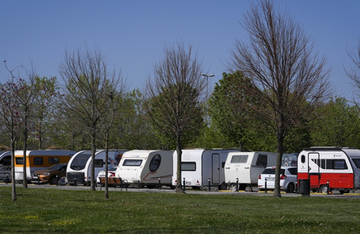Karavan tutkunları bayram ziyaretine gelen konuklarını denize karşı ağırlıyor