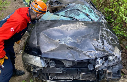 Şarampole yuvarlanan otomobilin sürücüsü öldü