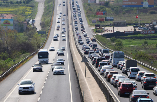 Tekirdağ-İstanbul yolunda tatilden dönüş yoğunluğu yaşanıyor