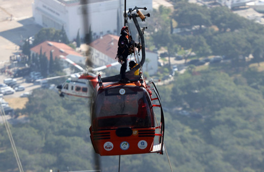 Antalya'nın Konyaaltı ilçesinde Tünektepe Teleferik Tesisi'ndeki kaza nedeniyle 24 kabinde mahsur kalanların tamamı kurtarıldı.