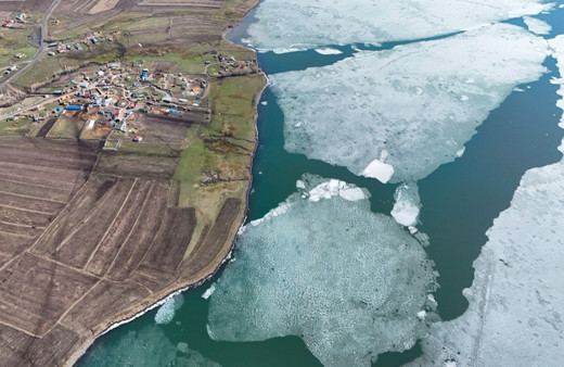 Çıldır Gölü'nde buzlar erimeye devam ediyor
