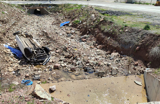 Dereye yuvarlanan otomobilin sürücüsü öldü