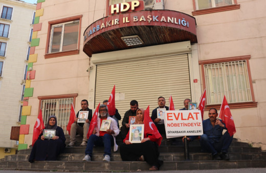 Diyarbakır'da HDP binası önünde evlat nöbeti sürüyor!