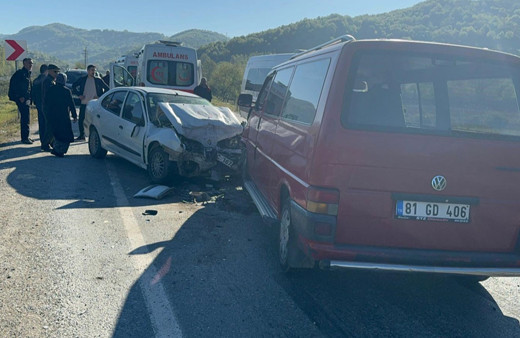 Otomobil ile panelvan çarpıştı: 5 kişi yaralandı!