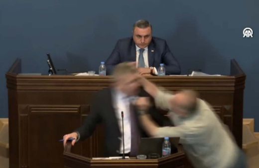Gürcistan'da meclis fena karıştı! Parti liderine yumruklu saldırı