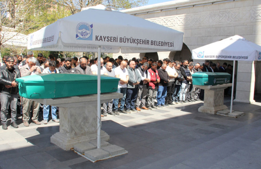 Sobadan zehirlenerek ölen 2 kardeşin cenazesi toprağa verildi