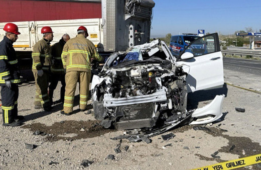 Önce yayaya sonra dorseye çarptı: 1 kişi öldü, 2 kişi yaralandı!