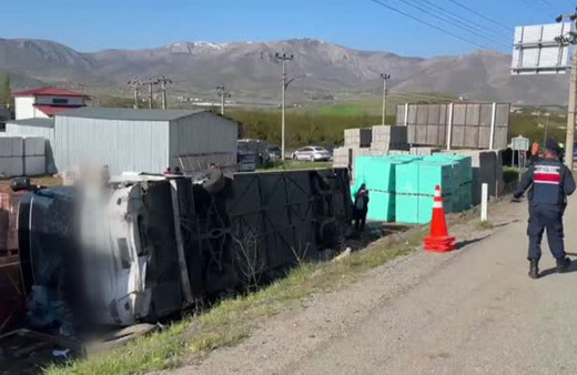 Otomobille çarpışarak devrilen otobüsteki 15 kişi yaralandı