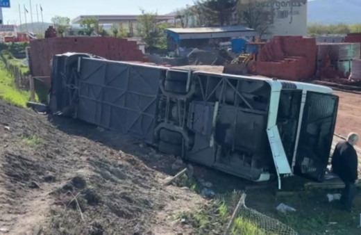 Yolcu otobüsü otomobille çarpıştı: 22 kişi yaralandı!