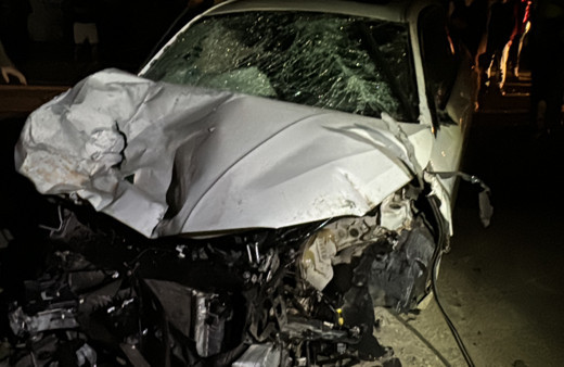 Hatay'da bir  otomobil park halindeki 2 araca çarptı, sonra kaçtı