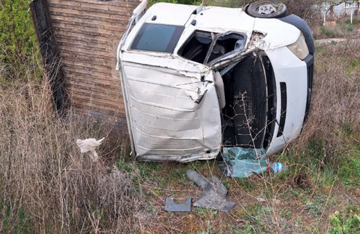 Devrilen kamyonetteki 3 kişi yaralandı