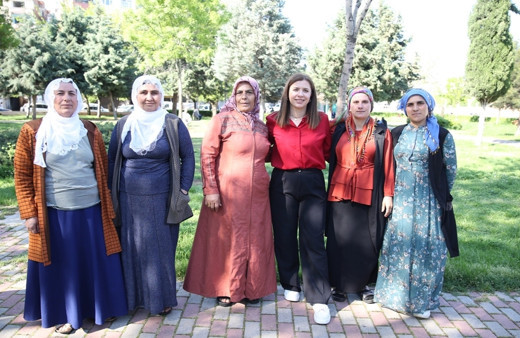 Eşinin görevi dolayısıyla Diyarbakır'a gelen kadın muhtar oldu
