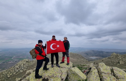 Kırşehirli dağcılar, 1612 metre yükseklikte Türk bayrağı açtı