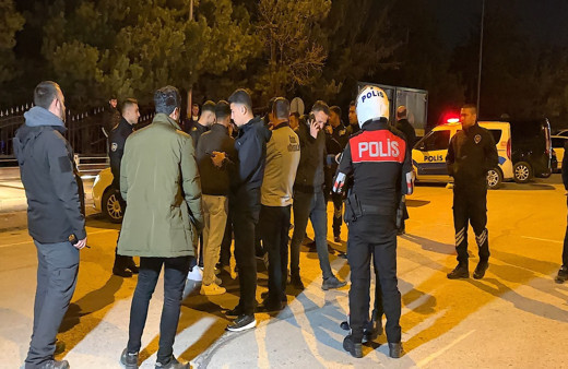 Üniversite öğrencileri arasında çıkan bıçaklı kavgada 1'i ağır 2 kişi yaralandı