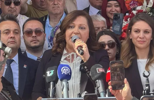 Burcu Köksal belediye binasına ekip getirdi: Her yerde kamera ve böcek var