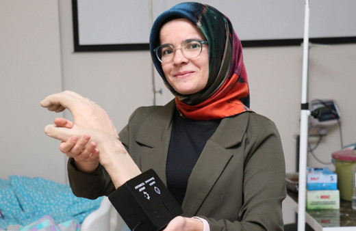 Yoğun bakım hastalarının elini tutacak robot kol geliştirildi