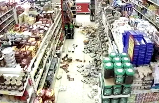 Tokat'taki deprem anı marketin kamerasına yansıdı!