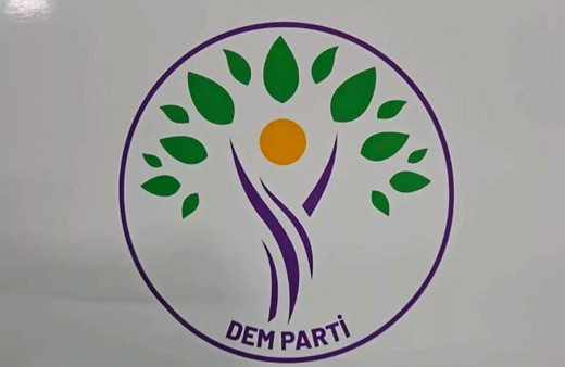 Nedim Şener: Diyarbakır Belediyesi Meclis salonundaki Türk bayrağı kaldırıldı