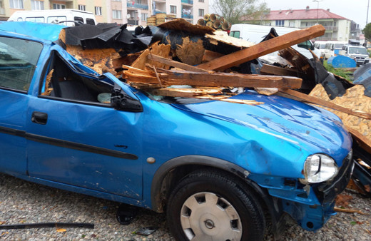 Durum fena! Hem fırtına hem dolu vurdu, otelin çatısı uçtu