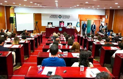 Diyarbakır Büyükşehir Belediyesi'nden Türk bayrağı ve İstiklal Marşı açıklaması