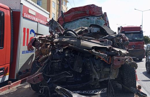 Feci kaza! TIR'ın dorsesine arkadan çarptı ikisi de hayatını kaybetti