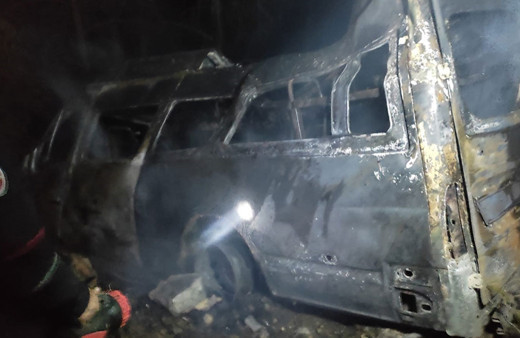 Adana'da minibüs uçuruma devrilip yandı! 3 kişi öldü, 18 kişi yaralandı