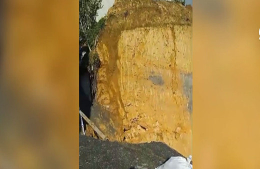 Arnavutköy'de temel kazısı sırasında yol çöktü