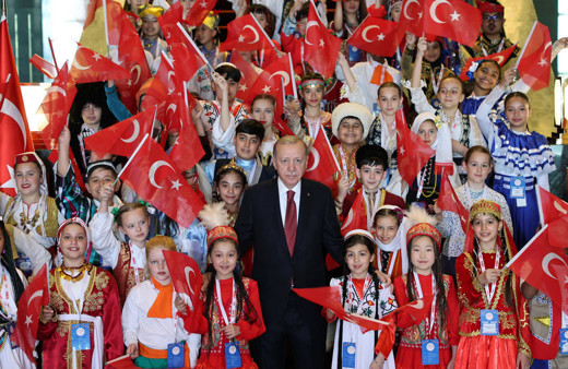Cumhurbaşkanı Erdoğan, Türk dünyası çocukları ve TRT Çocuk Şenliği konuk çocuklarıyla bir araya geldi