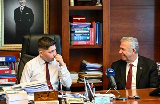 Mansur Yavaş koltuğunu otizmli Muhammed Uğur'a bıraktı