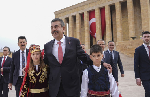 Milli Eğitim Bakanı Yusuf Tekin, öğretmen ve öğrencilerle Anıtkabir'i ziyaret etti