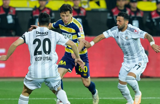 Olimpiu Morutan, sedyeyle saha kenarına geldi