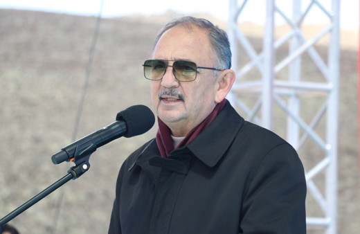 Mehmet Özhaseki, Hataylı Sözer ailesine yeni evlerini teslim etti