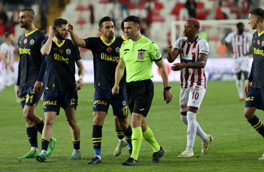 VAR kayıtları açıklandı Fenerbahçe aleyhine verilen penaltının düğümü çözüldü