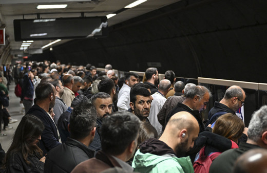 Üsküdar-Samandıra Metro Hattı'ndaki sorun 50 saati aşkın süredir giderilemedi! Vatandaş 'yazıklar olsun' dedi