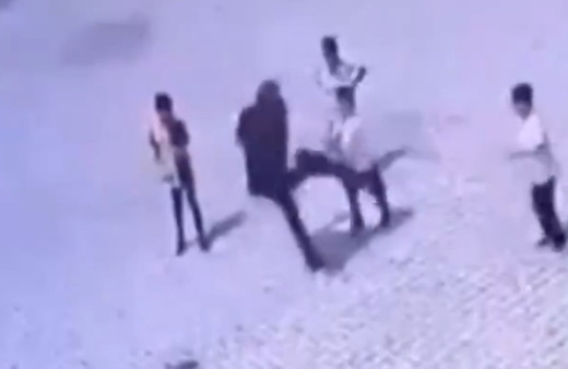 Drone operatöründen küçük çocuğa acımasız tekme!