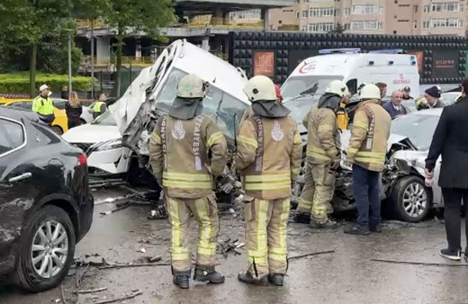 İstanbul'da zincirleme kaza! 7 araç birbirine girdi, yaralılar var