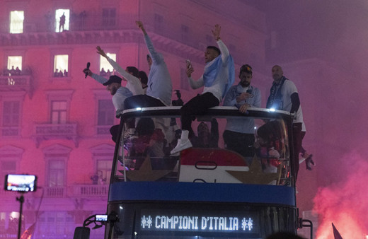 Hakan Çalhanoğlu 2 gol attı İnter maç sonu şampiyonluk turu attı