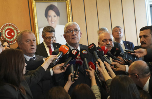 İYİ Parti Genel Başkanı Müsavat Dervişoğlu mazbatasını aldı