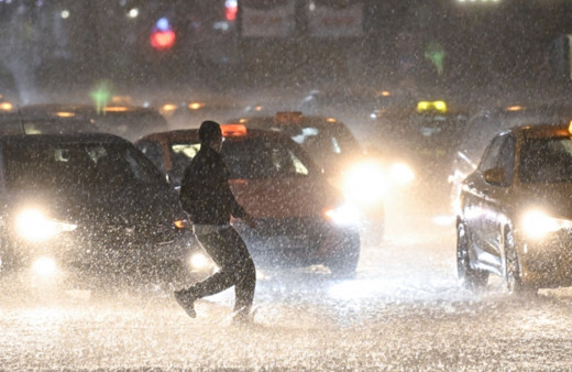 Ankara'da sağanak yağış hayatı felç etti!