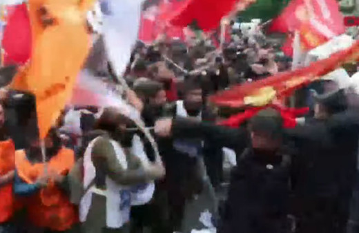 Saraçhane'de göstericiler polise taş ve bayrak sopasıyla saldırdı