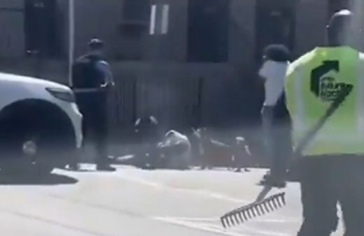 Yoldan geçen adama saldıran Pitbull cinsi köpekleri polis tek tek vurdu o anlar kamerada